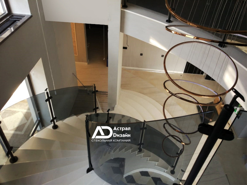 Лестничные ограждения из гнутого стекла