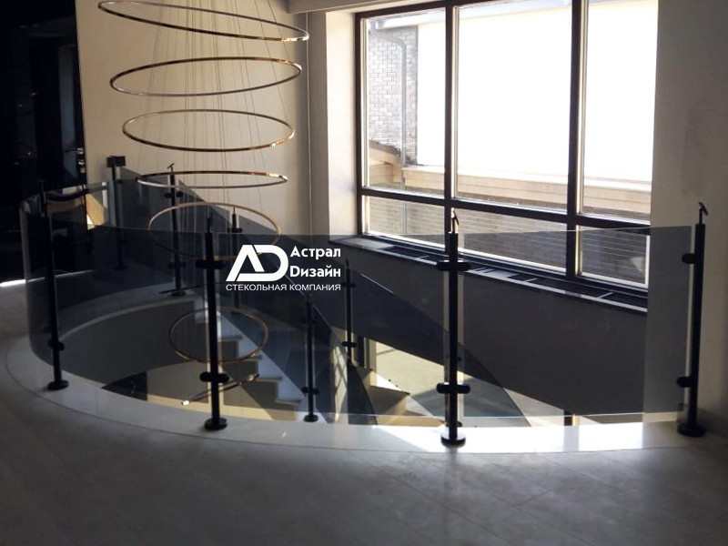 Лестничные ограждения из гнутого стекла