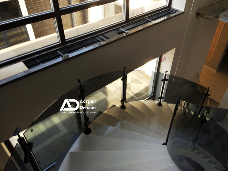Обложка проекта: Лестничные ограждения из гнутого стекла