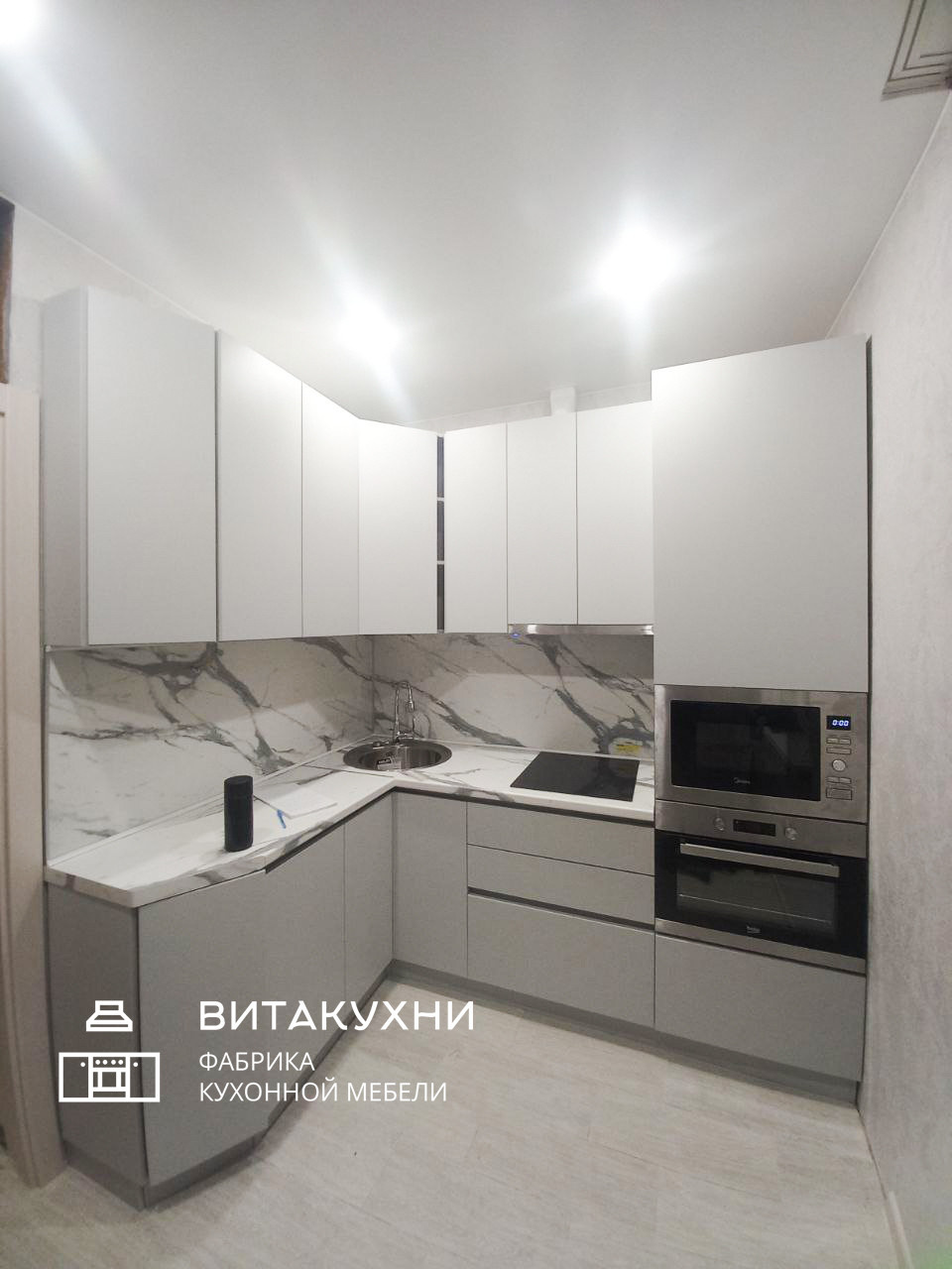 Светло-серый кухонный гарнитур