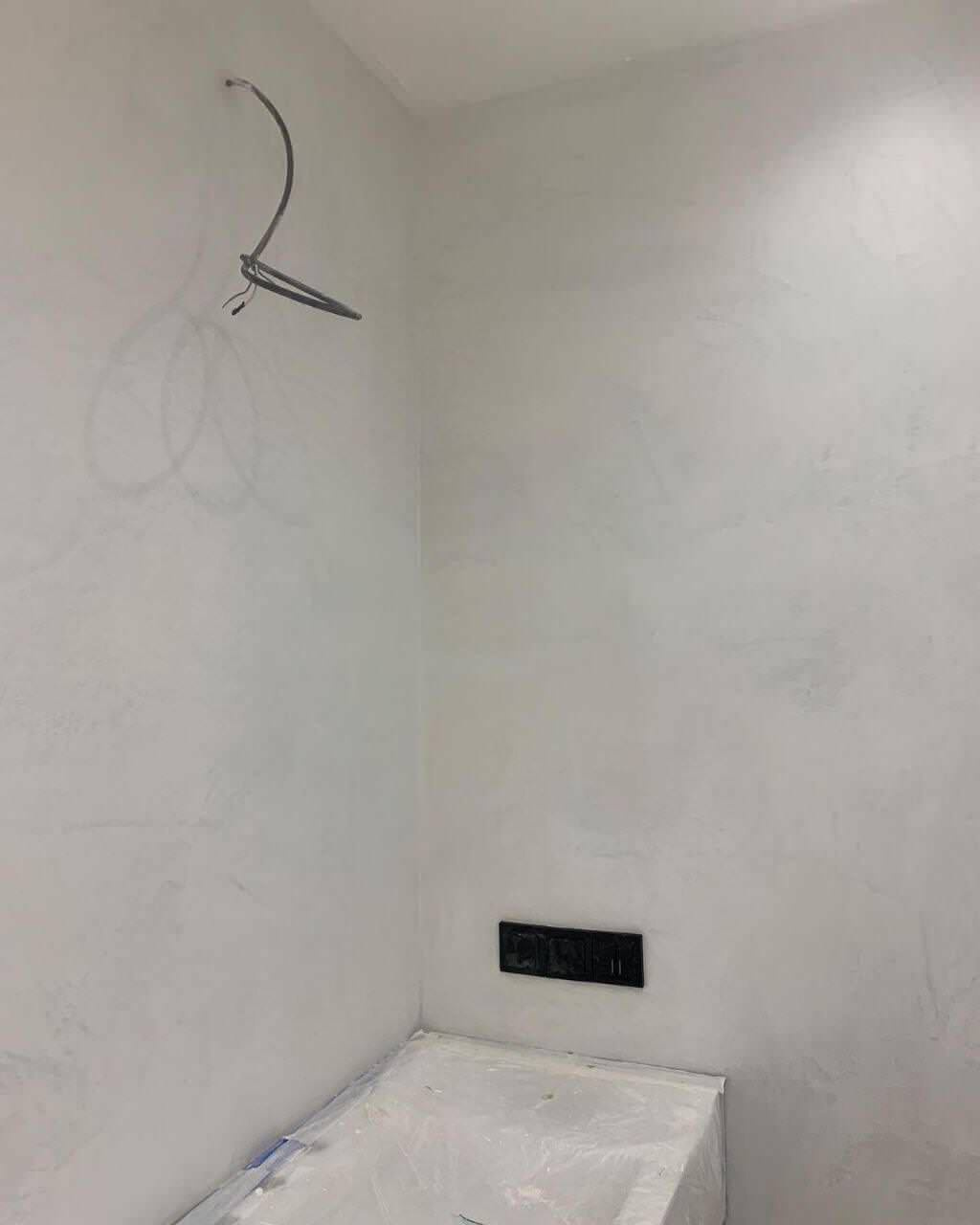 Отделка ванной комнаты под Микроцемент / Арт бетон в белом цвете