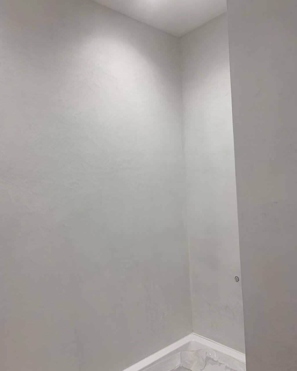 Отделка ванной комнаты под Микроцемент / Арт бетон в белом цвете