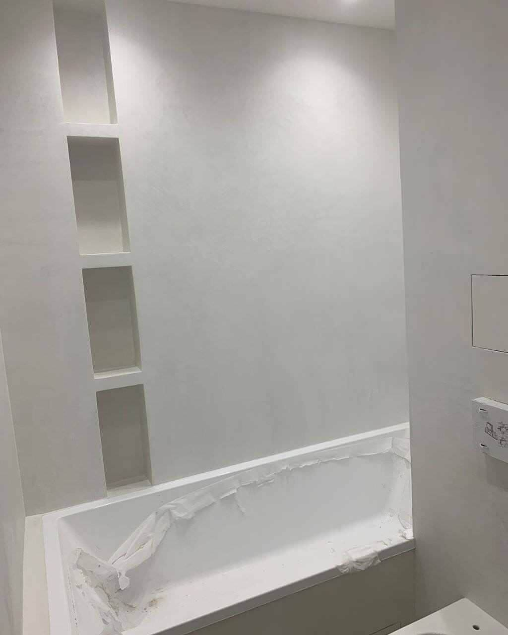 Отделка ванной комнаты под Микроцемент / Арт бетон в белом цвете