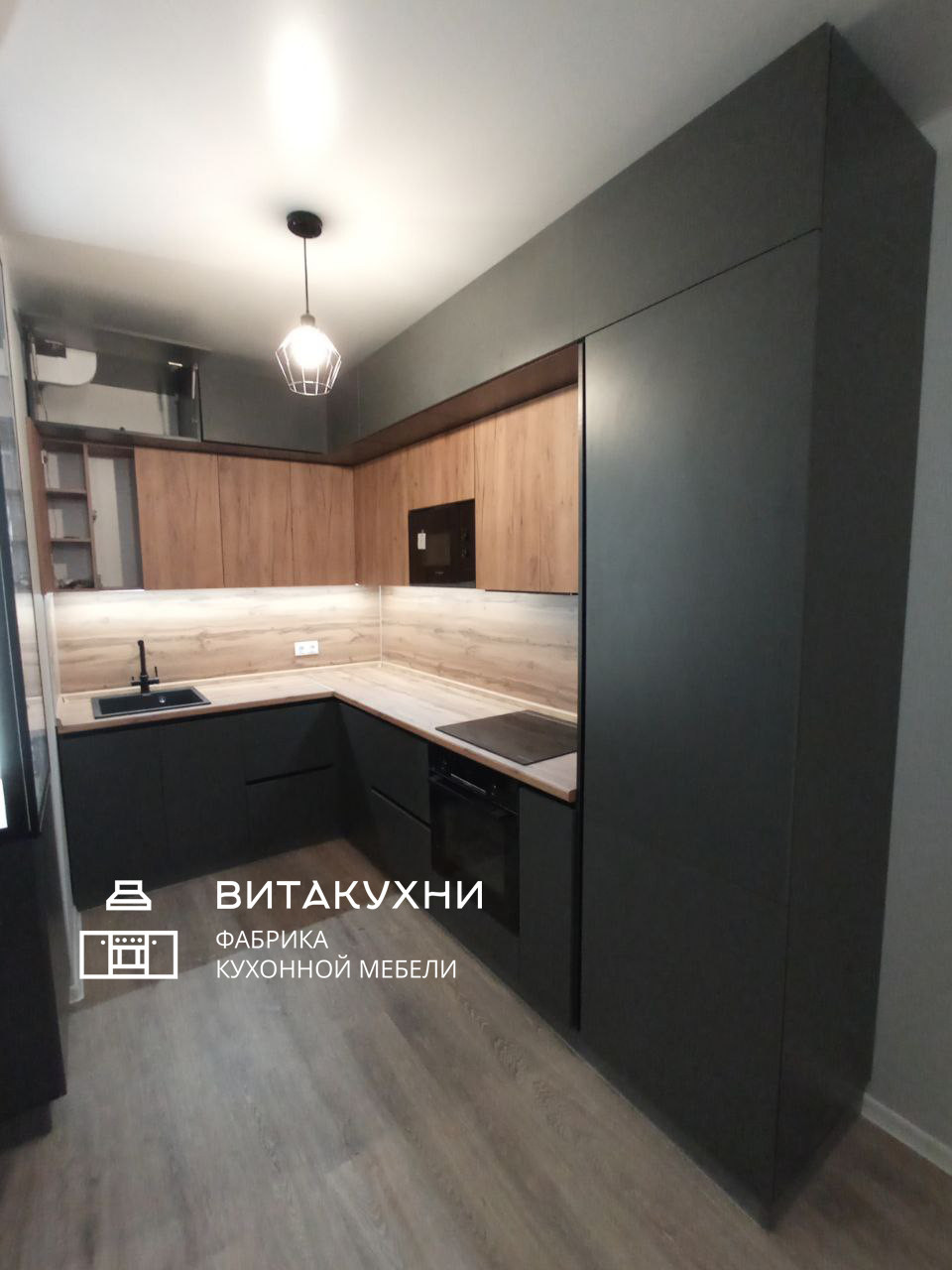 Кухня до потолка с черными фасадами