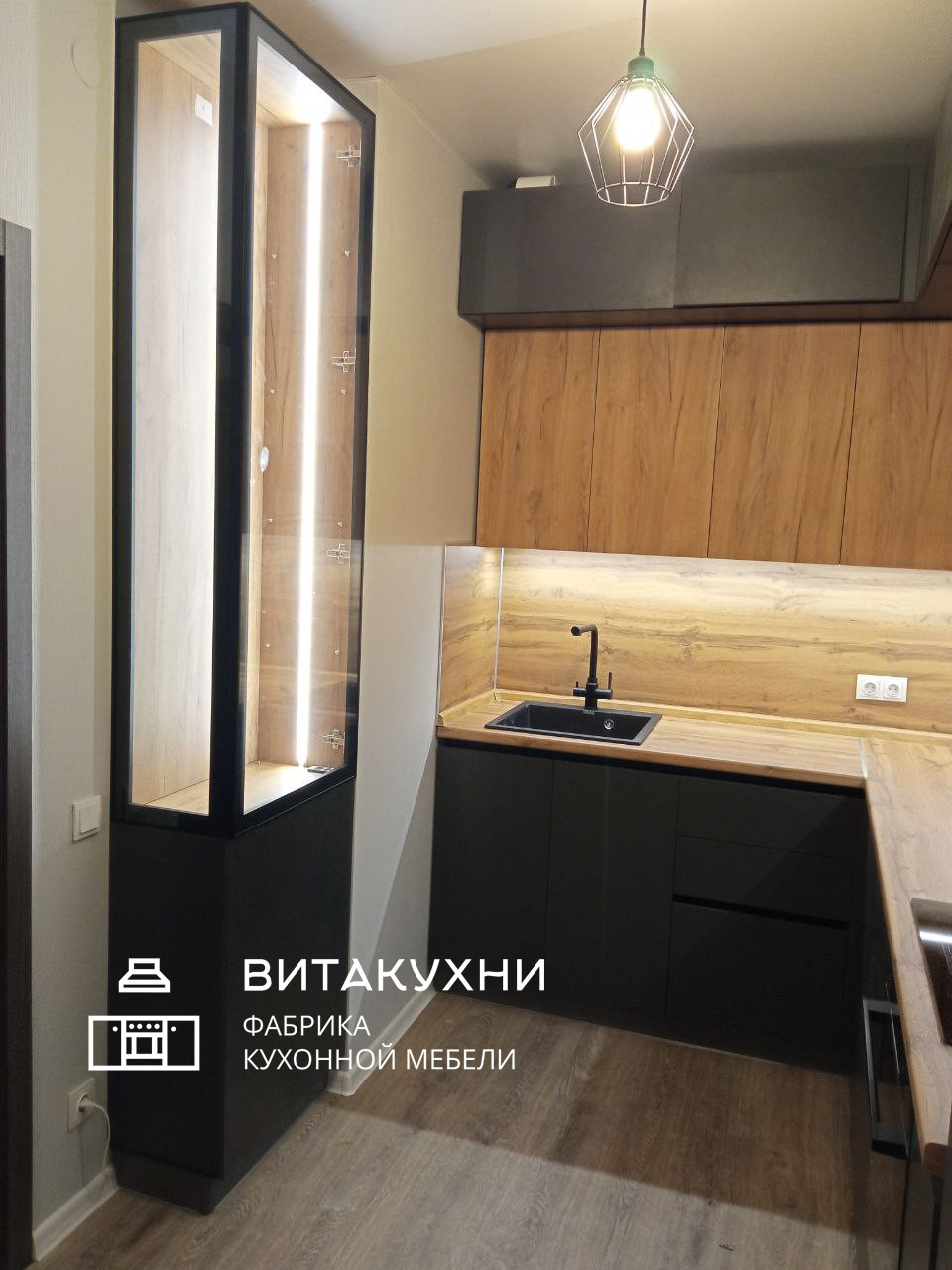 Кухня до потолка с черными фасадами