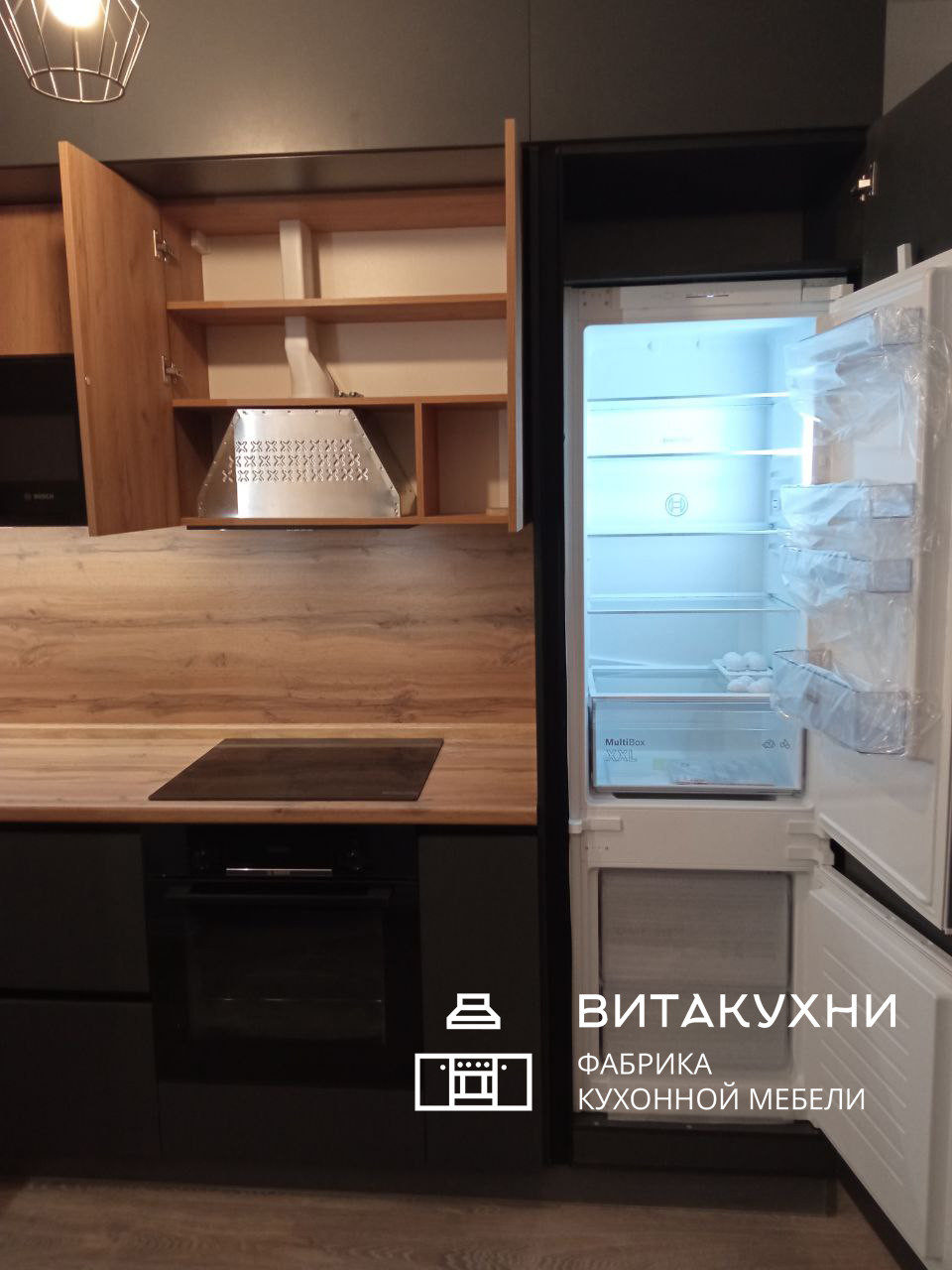 Кухня до потолка с черными фасадами