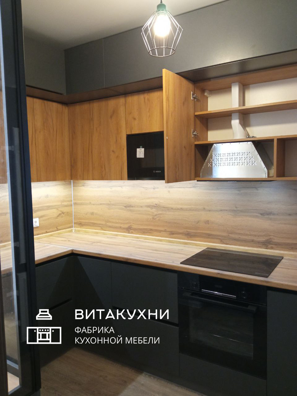 Кухня до потолка с черными фасадами