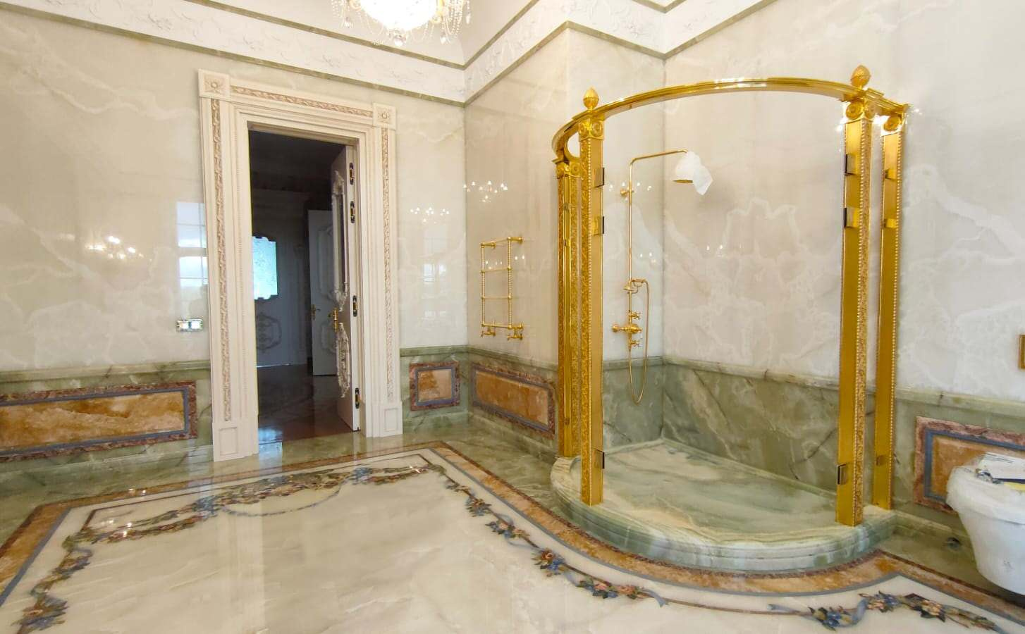 Ванная комната из оникса, мрамора, полудрагоценных камней и бронзы с позолотой