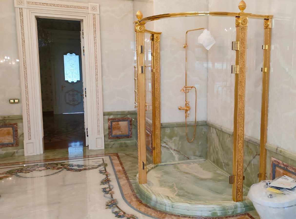 Ванная комната из оникса, мрамора, полудрагоценных камней и бронзы с позолотой