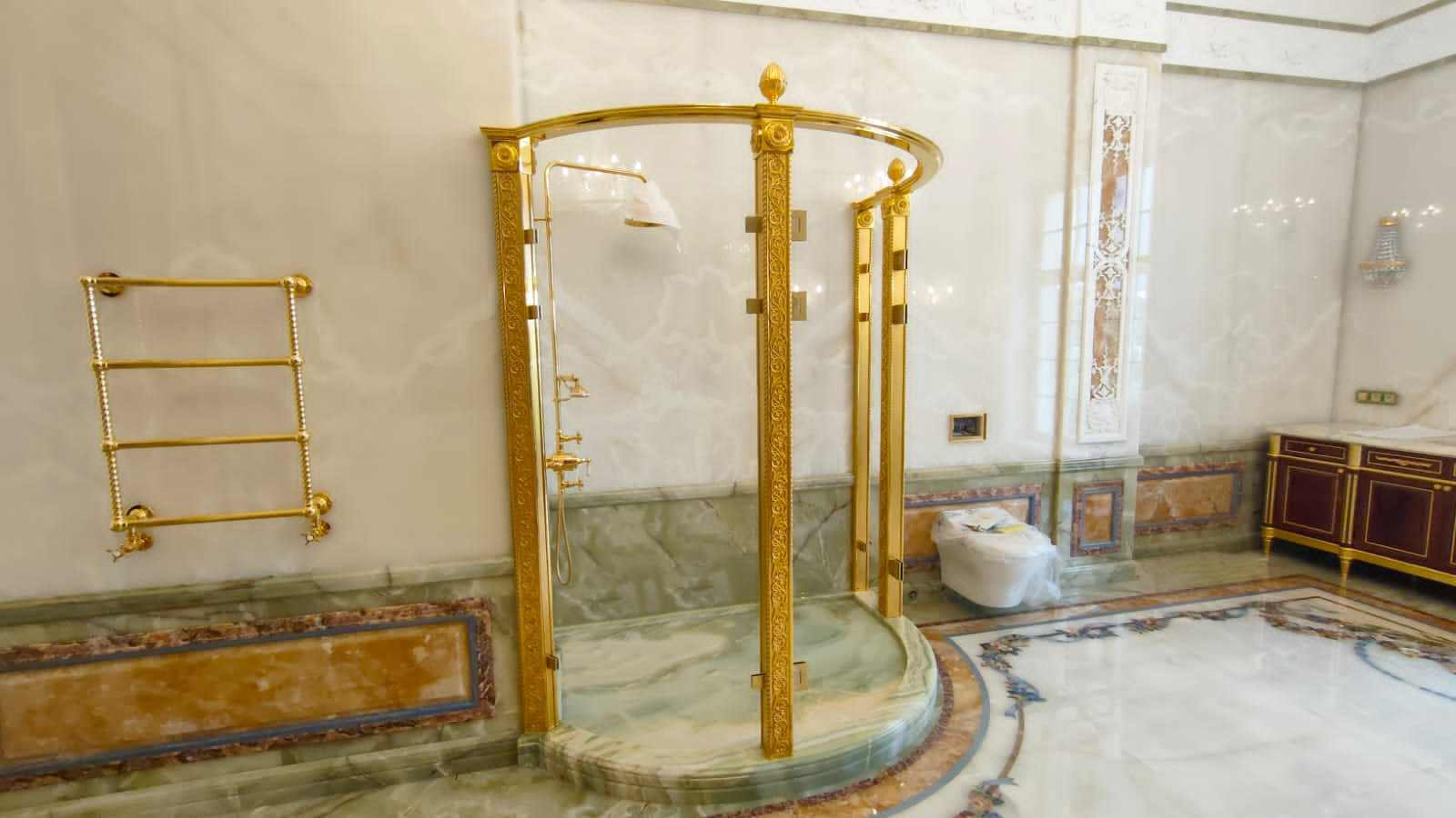 Ванная комната из оникса, мрамора, полудрагоценных камней и бронзы с позолотой