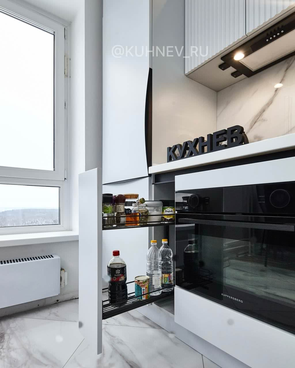 Кухня со стеклянными антресолями