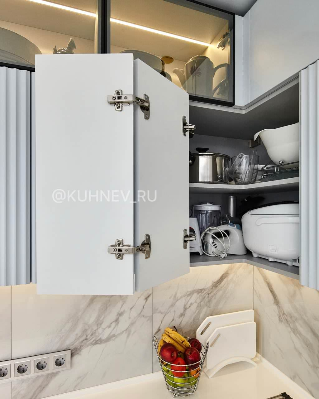 Кухня со стеклянными антресолями