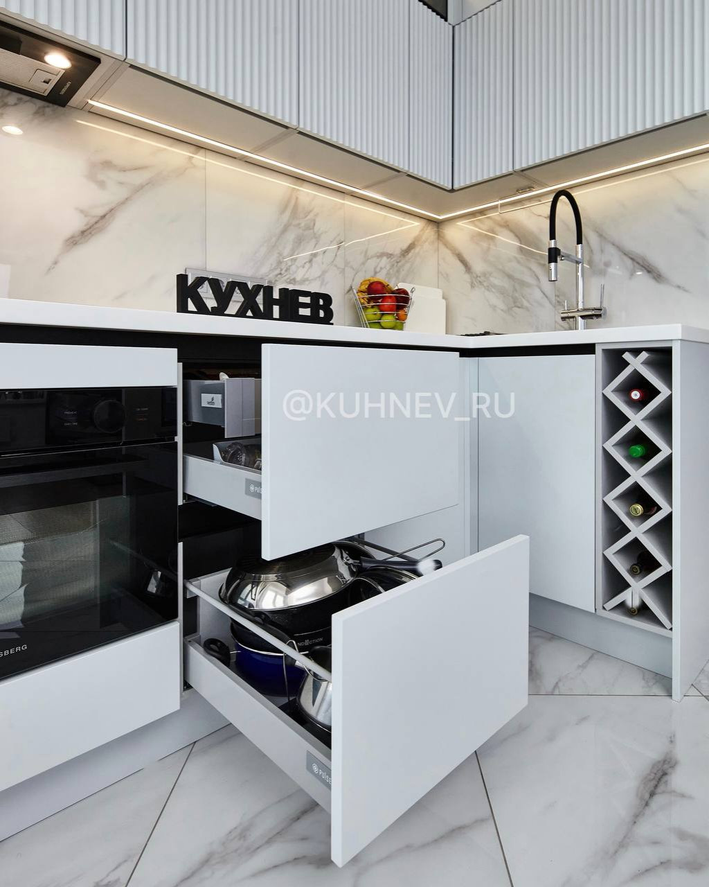 Кухня со стеклянными антресолями