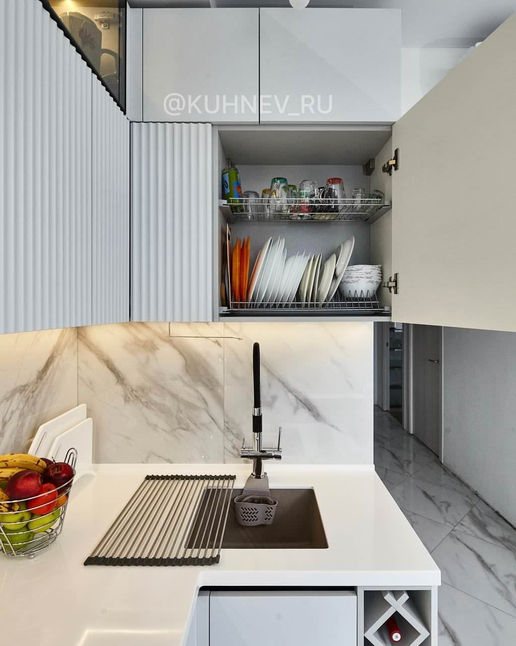 Кухня со стеклянными антресолями