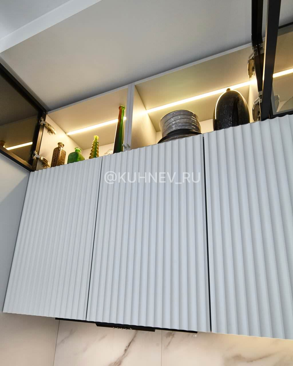 Кухня со стеклянными антресолями