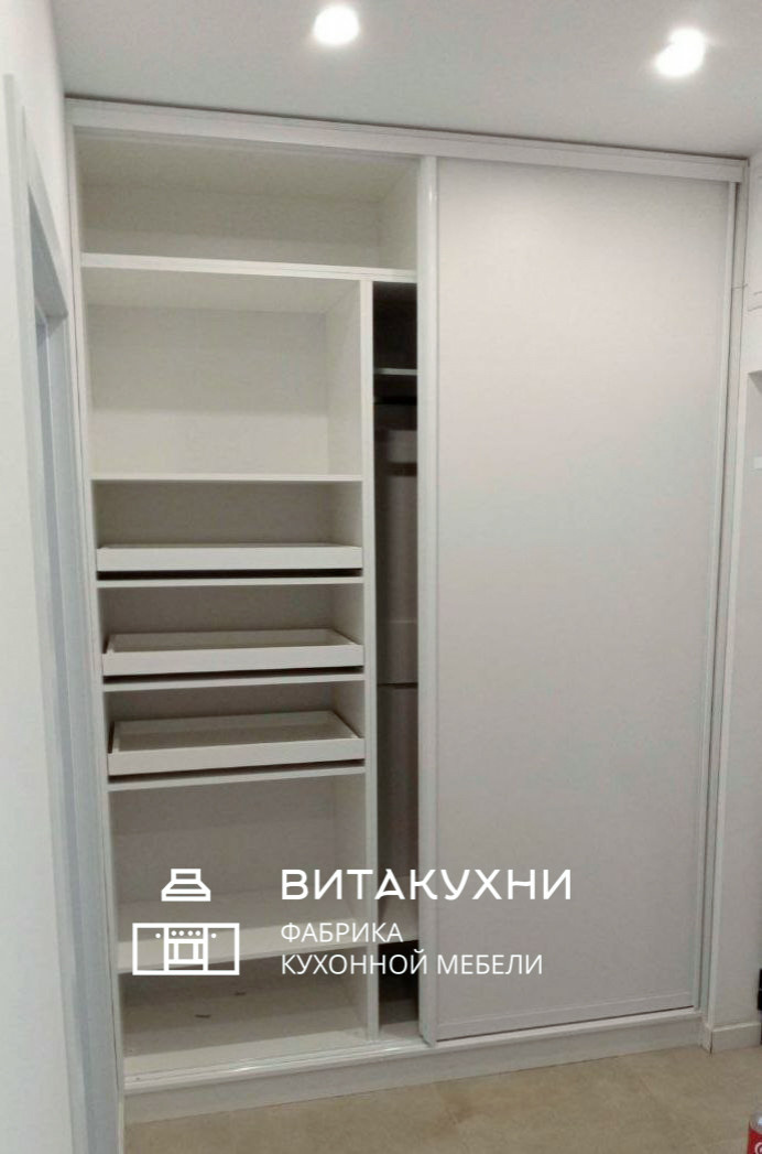 Белый шкаф-купе