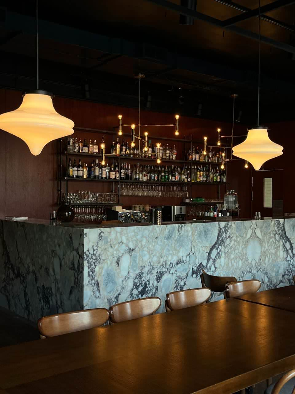 Барная стойка из мрамора Calacatta Viola