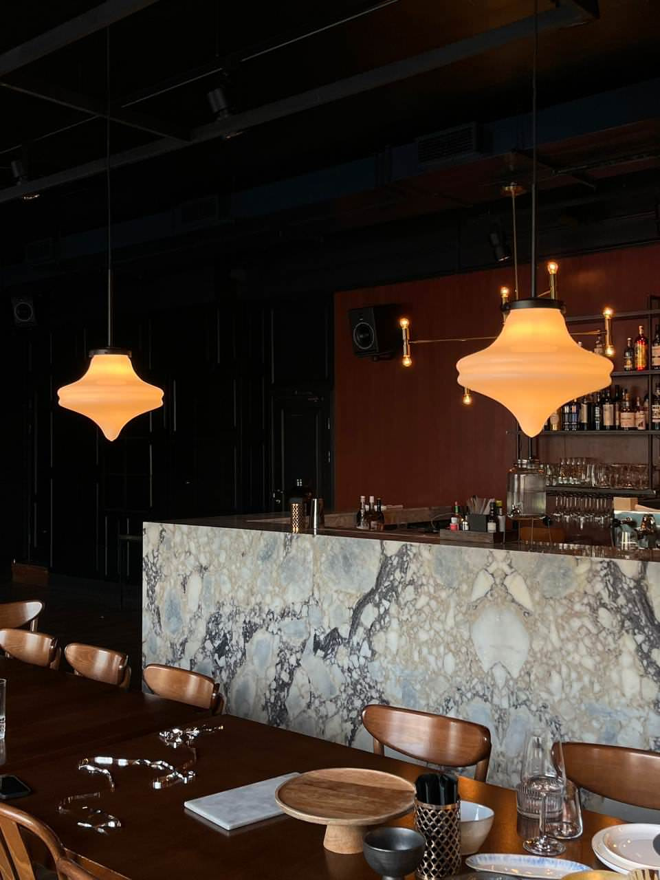 Барная стойка из мрамора Calacatta Viola