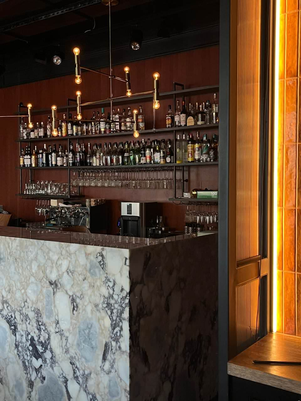 Барная стойка из мрамора Calacatta Viola