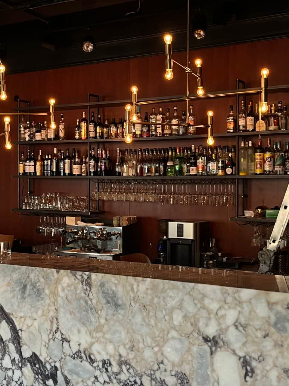 Барная стойка из мрамора Calacatta Viola