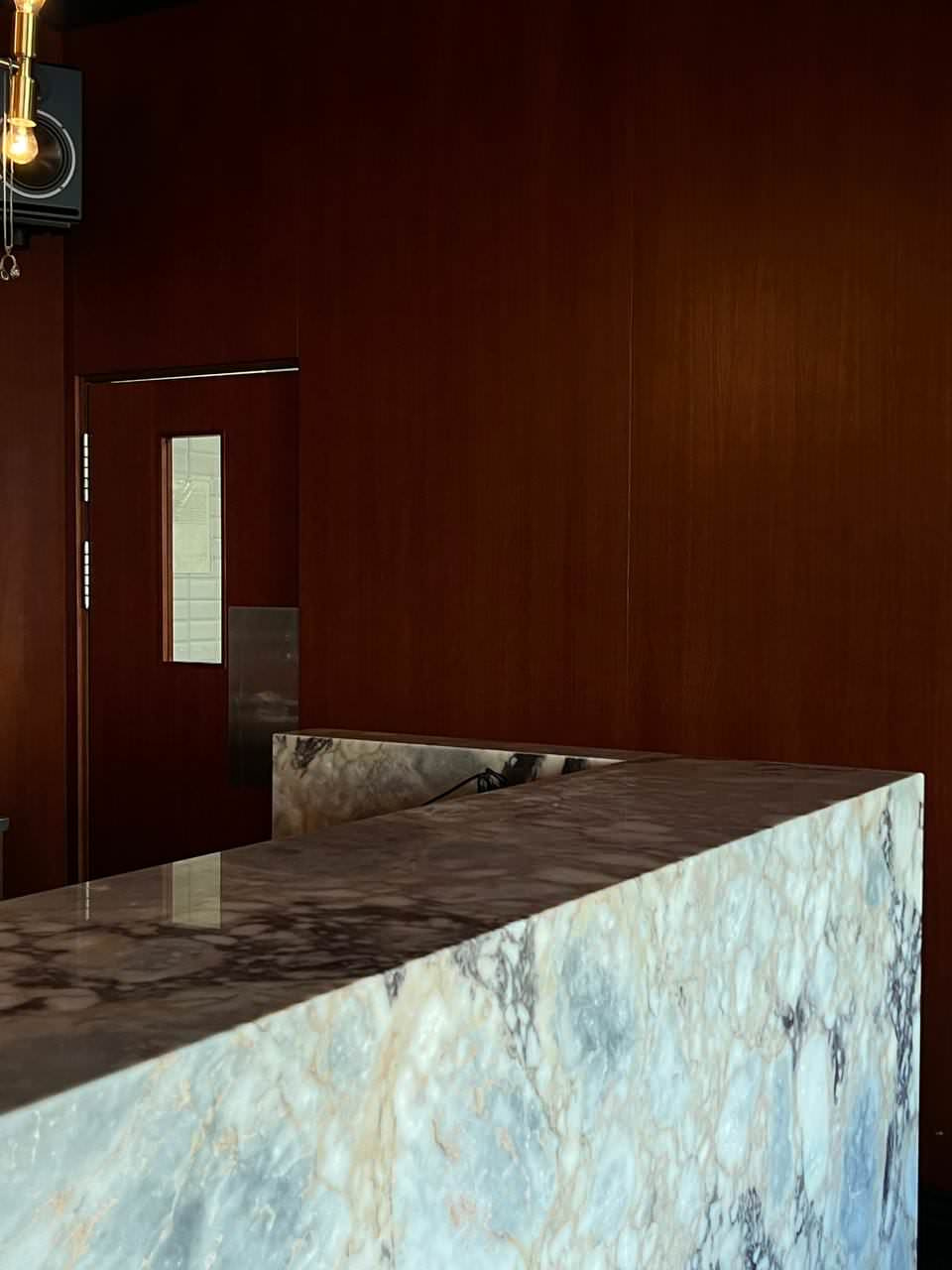 Обложка проекта: Барная стойка из мрамора Calacatta Viola