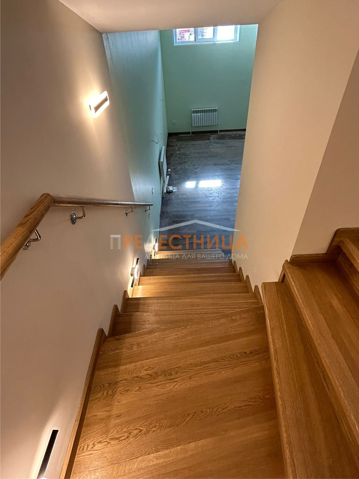 Две закрытых лестницы из дуба с шириной ступени 1500 мм