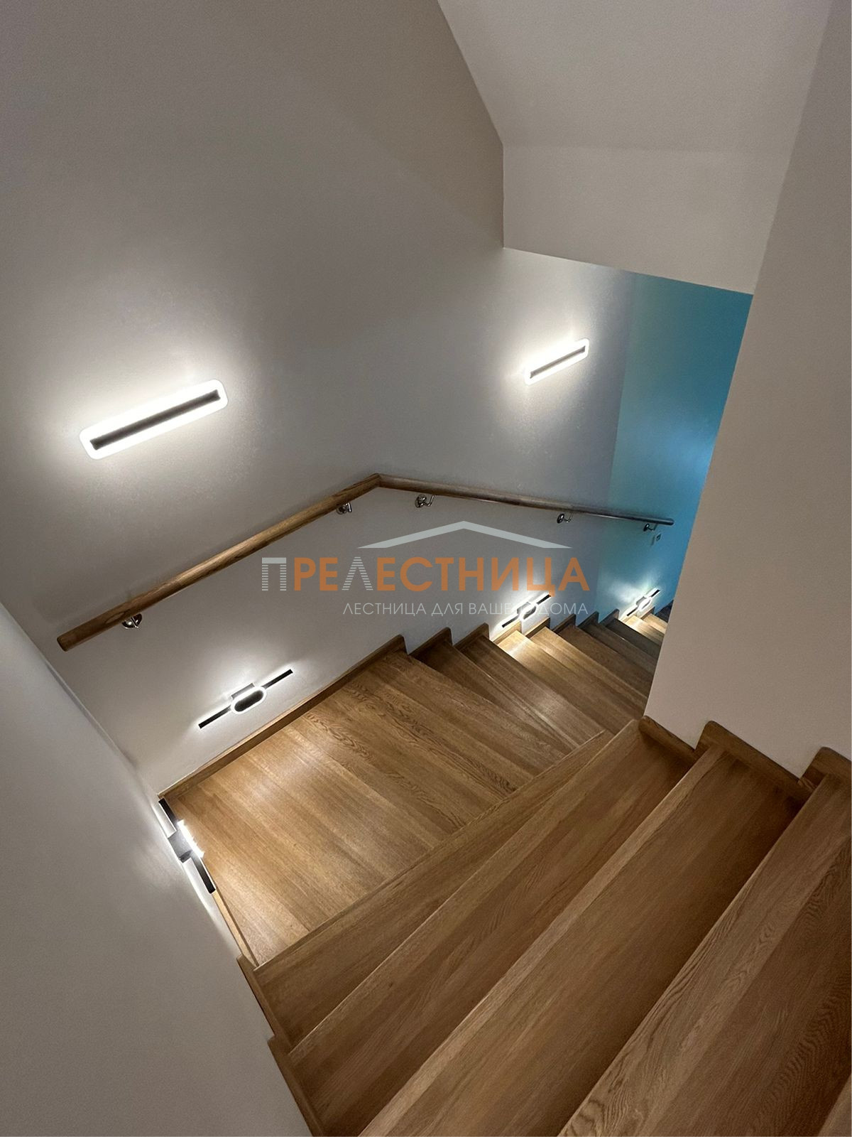 Две закрытых лестницы из дуба с шириной ступени 1500 мм