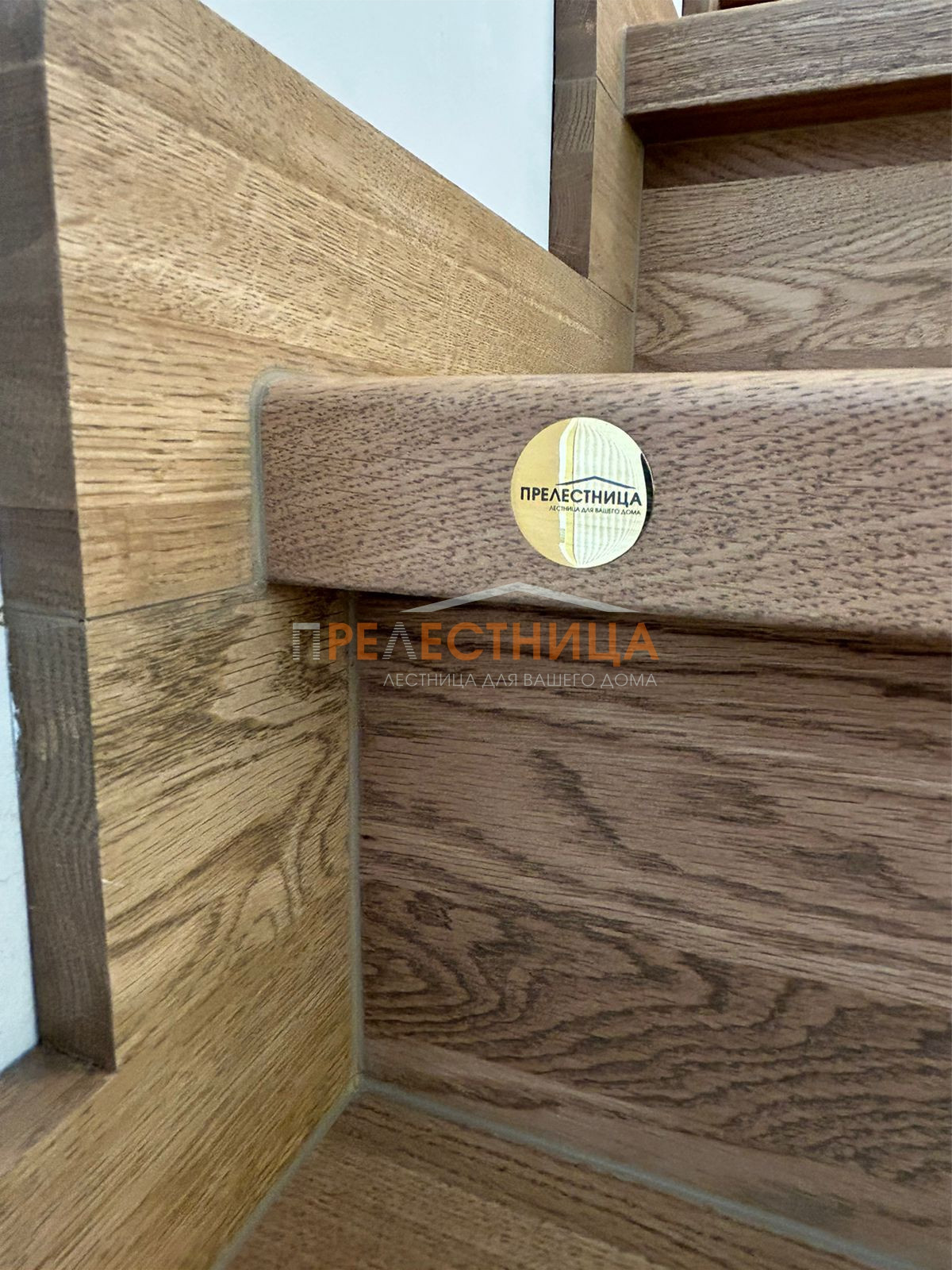 Две закрытых лестницы из дуба с шириной ступени 1500 мм