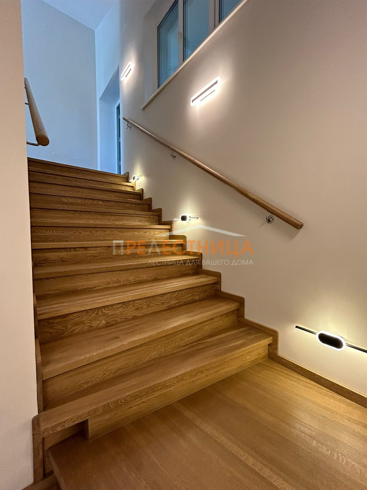 Две закрытых лестницы из дуба с шириной ступени 1500 мм