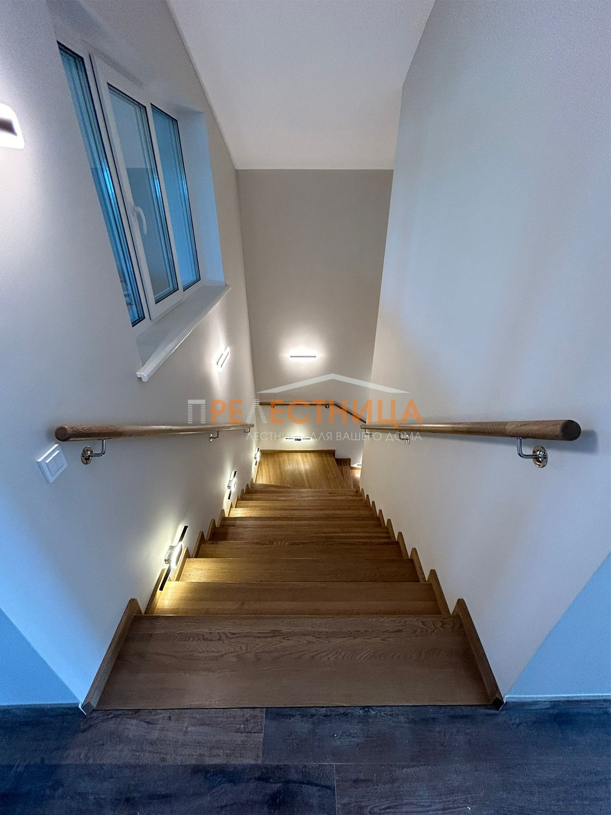 Две закрытых лестницы из дуба с шириной ступени 1500 мм