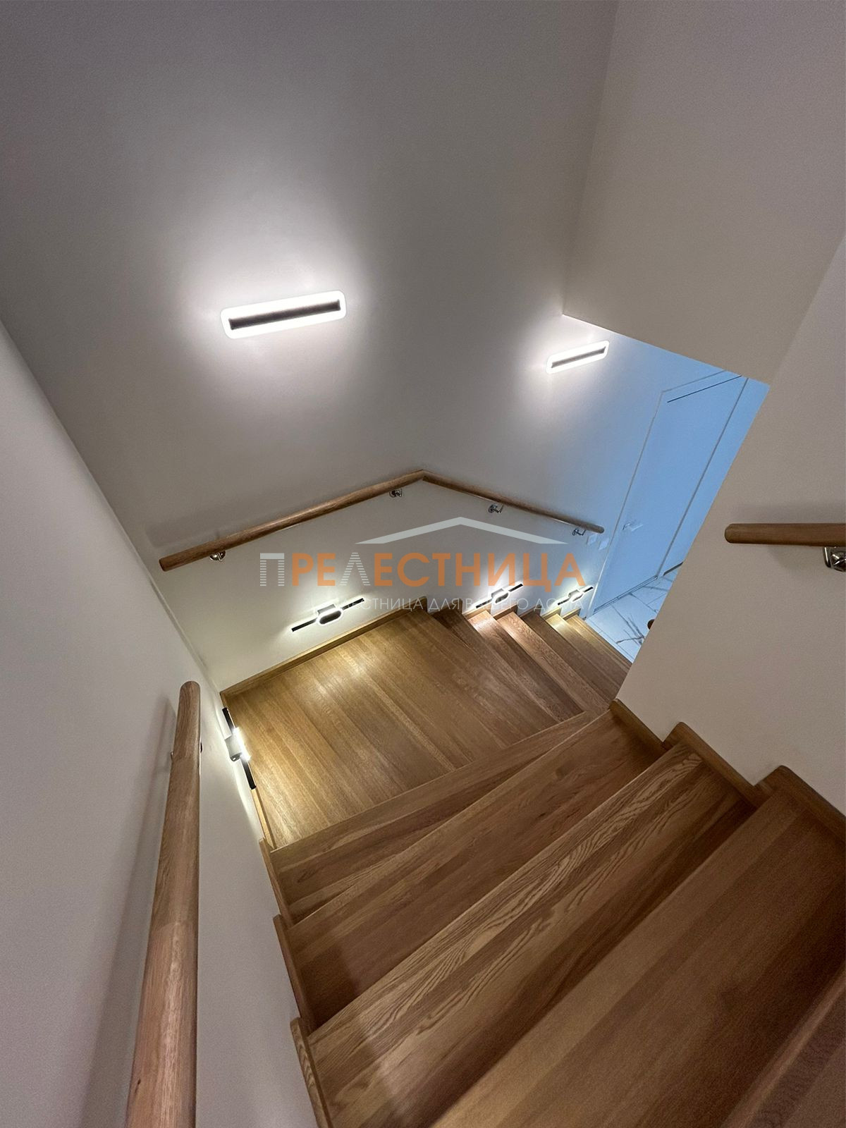 Две закрытых лестницы из дуба с шириной ступени 1500 мм