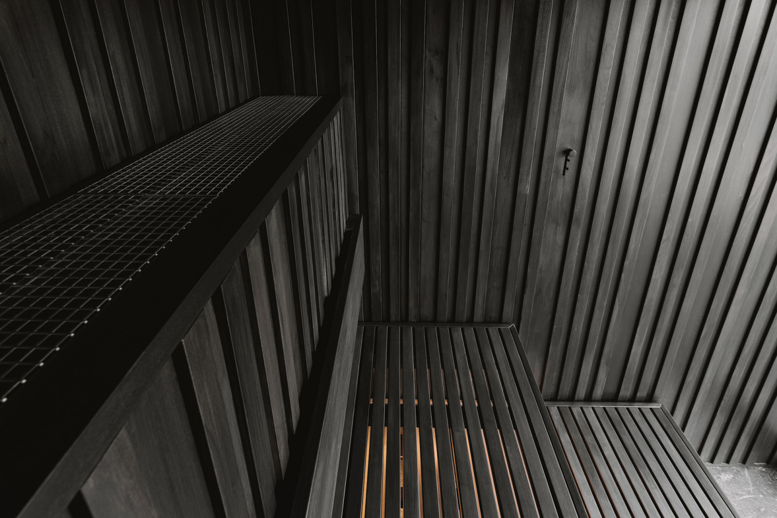 Сауна из тонированной липы со скрытой печью.