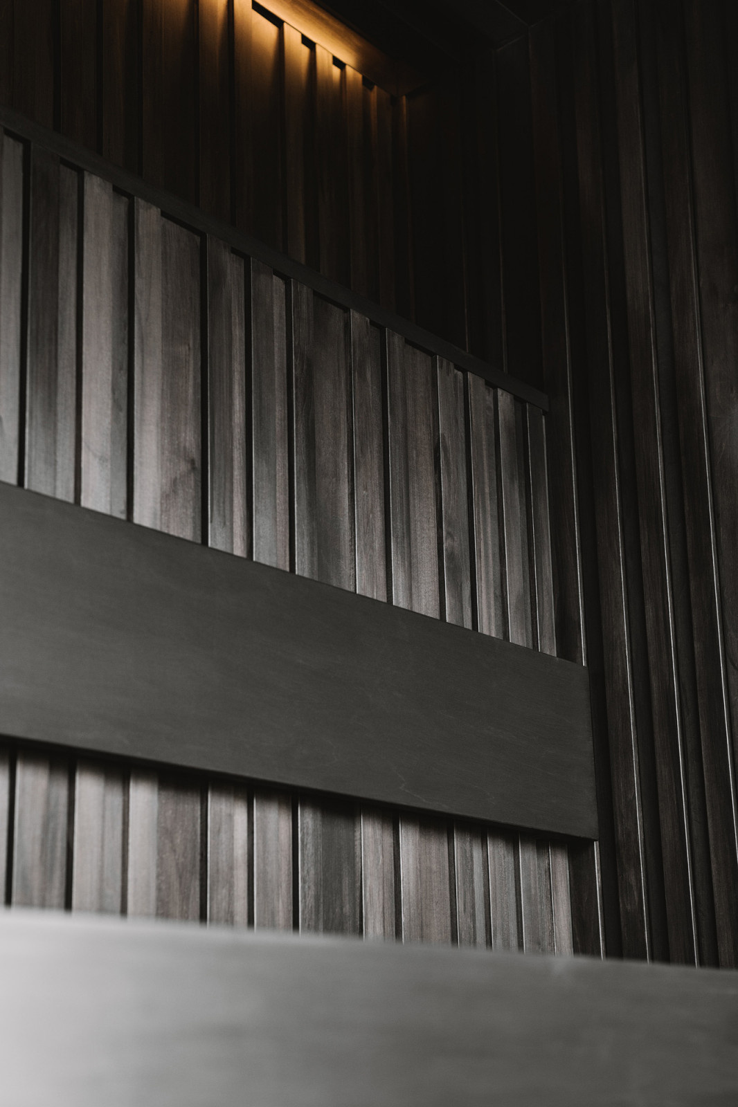 Сауна из тонированной липы со скрытой печью.