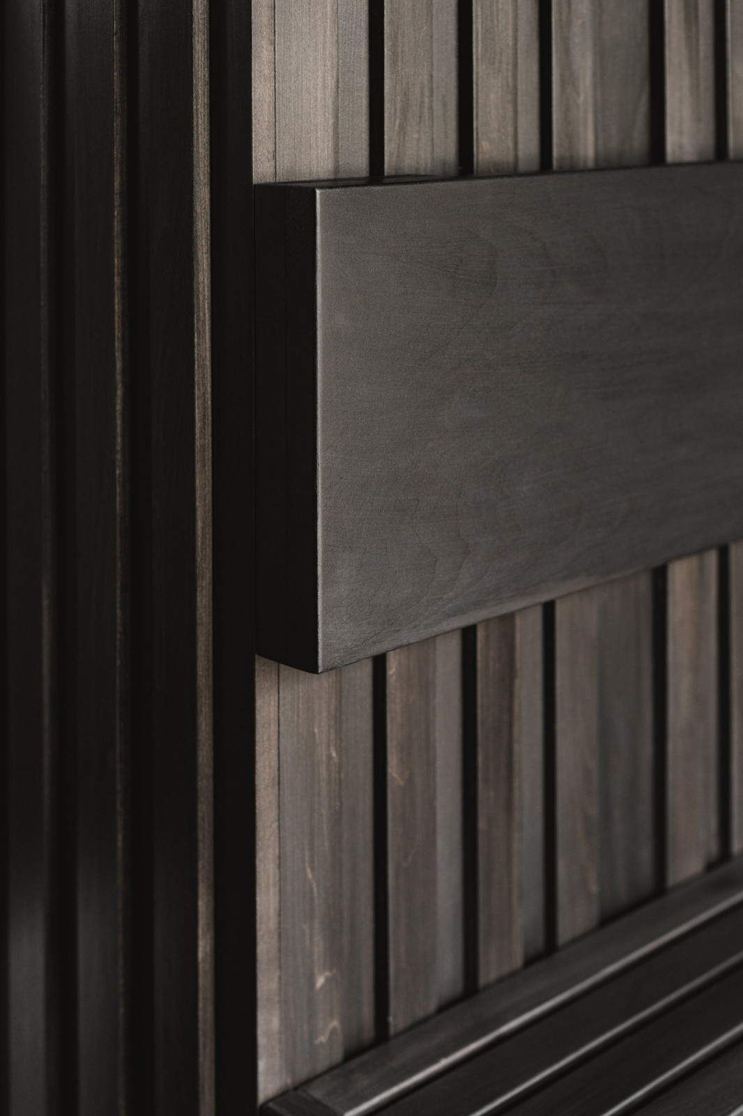 Спинка из тонированной липы.