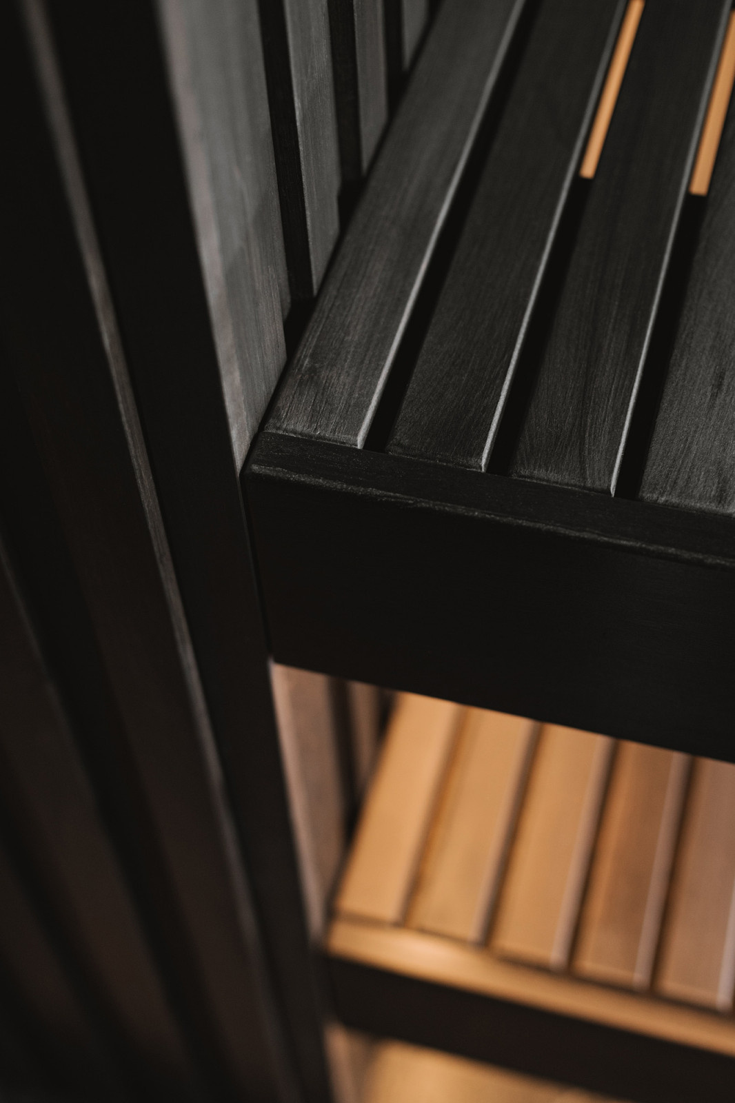 Сауна из тонированной липы со скрытой печью.