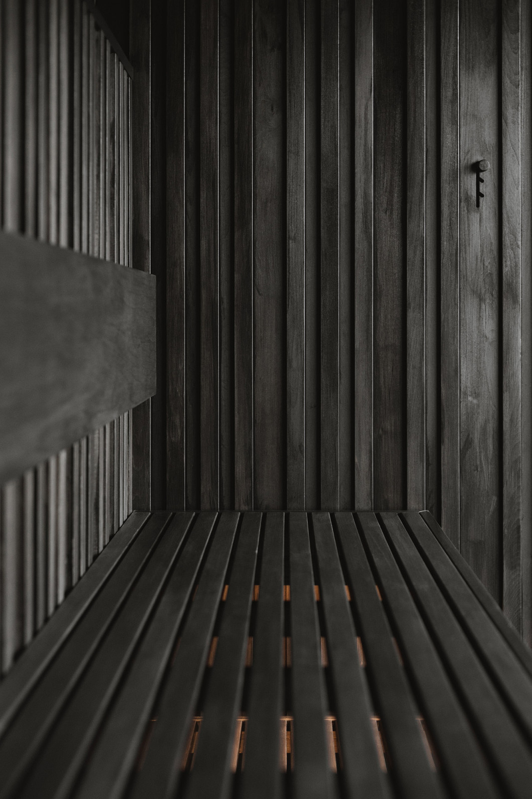 Сауна из тонированной липы со скрытой печью.