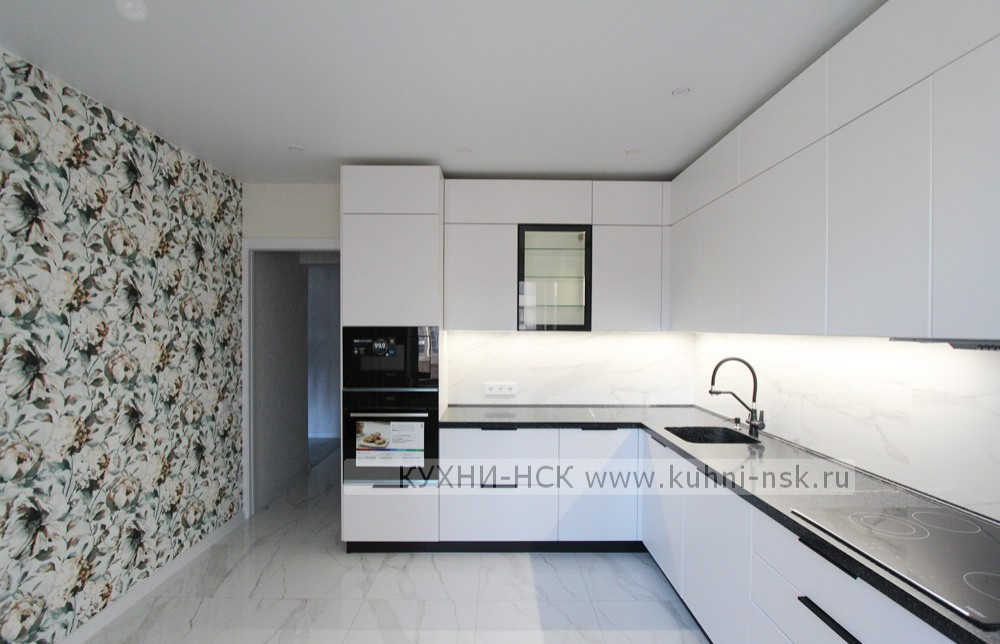 Шикарная белая кухня с чёрной столешницей