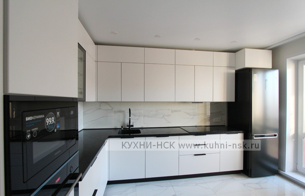 Шикарная белая кухня с чёрной столешницей