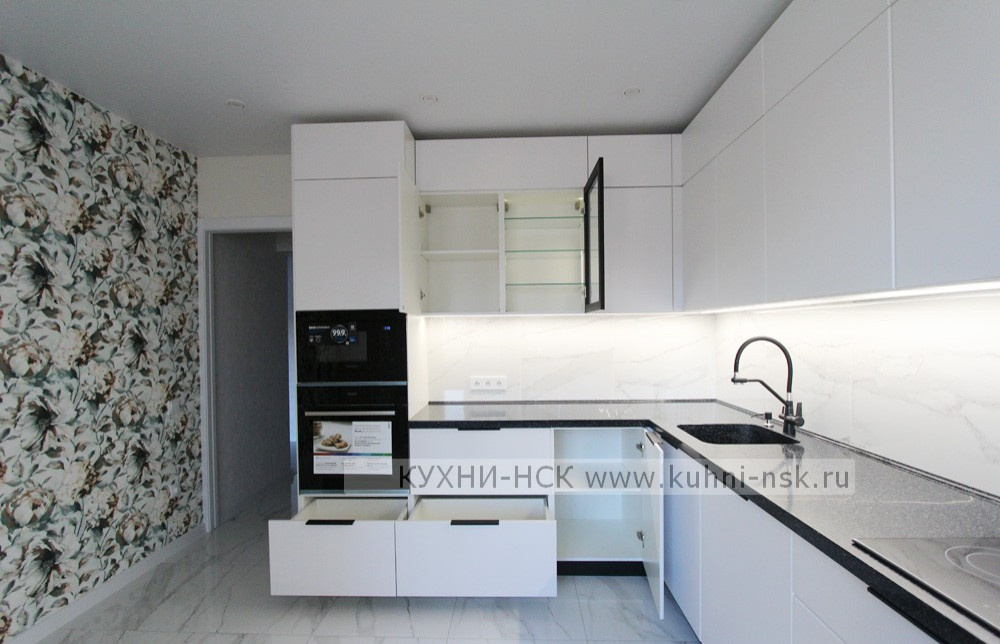 Шикарная белая кухня с чёрной столешницей