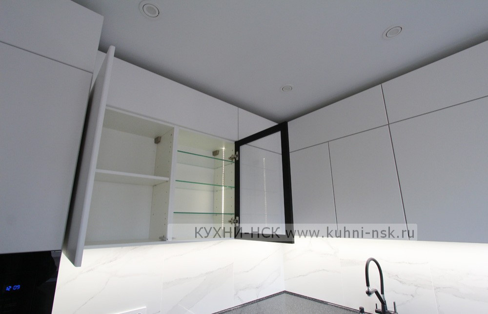 Шикарная белая кухня с чёрной столешницей