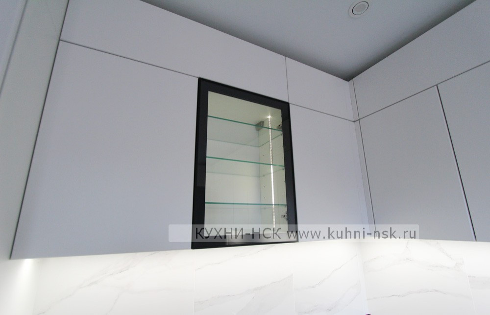 Обложка проекта: Шикарная белая кухня с чёрной столешницей