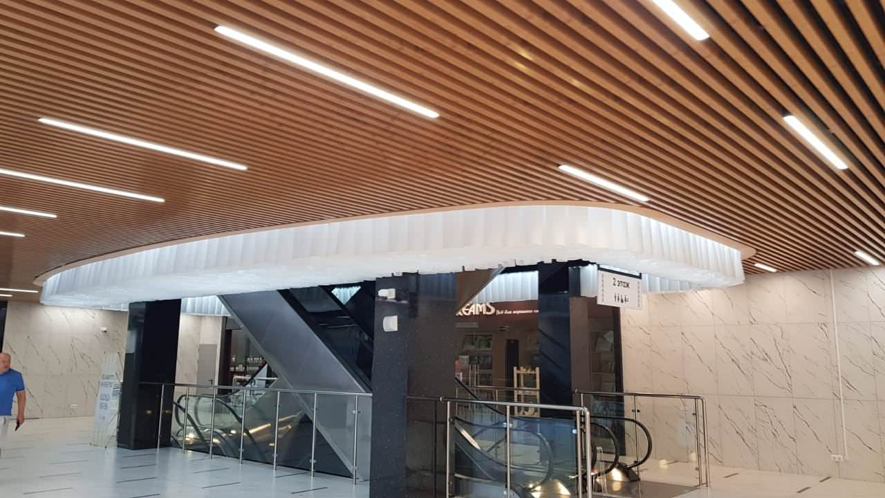 Белоснежный потолок Вэйв в холле торгового центра в Кузьминках