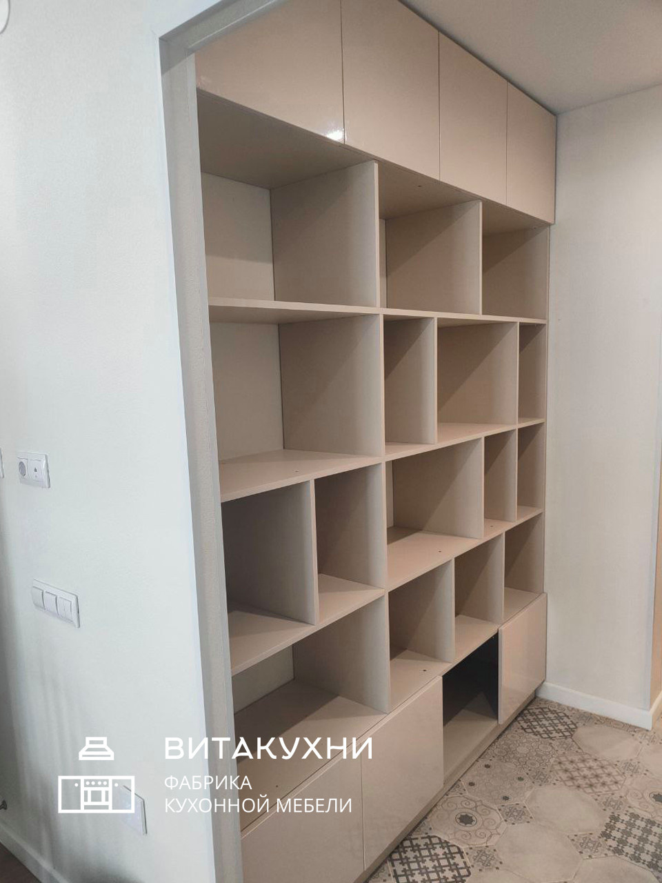 Бежевые шкафы с глянцевыми фасадами
