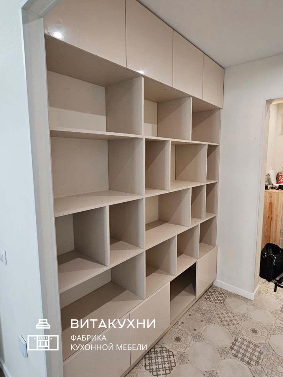 Бежевые шкафы с глянцевыми фасадами