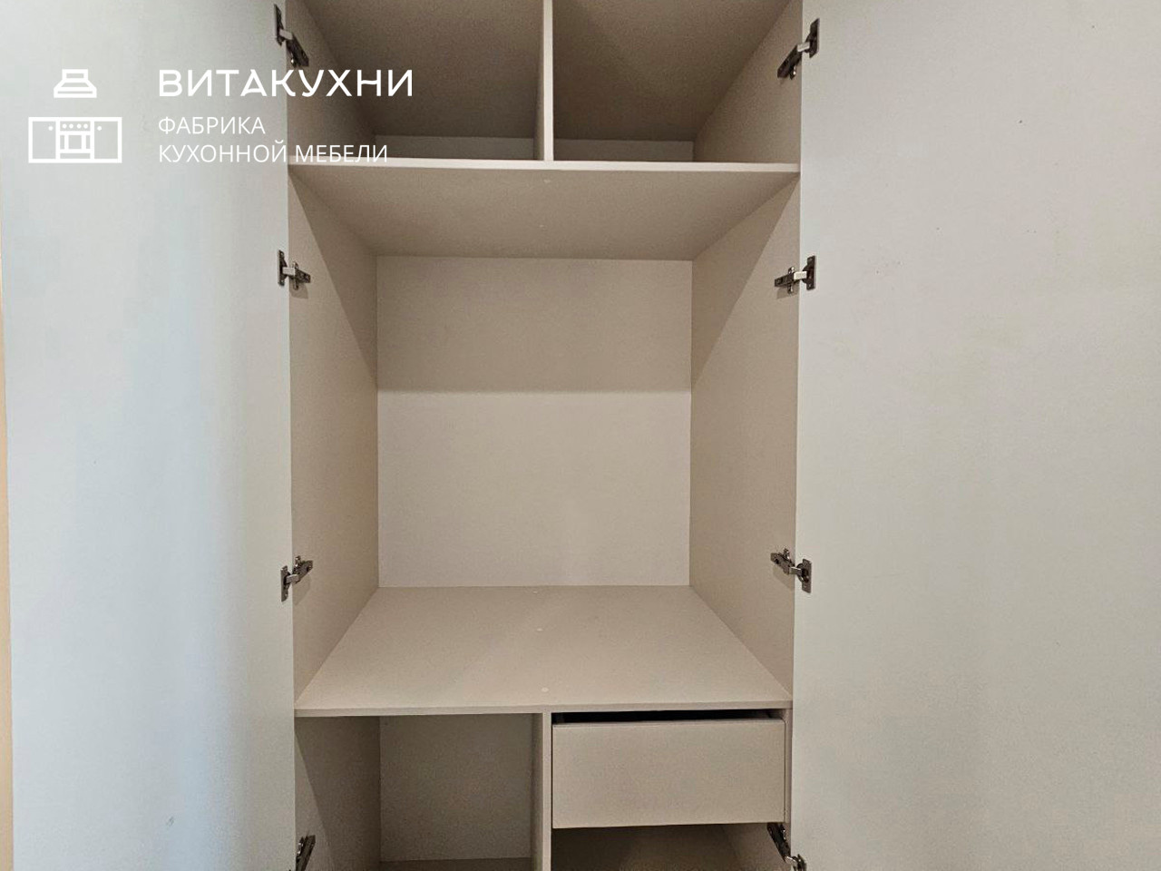 Бежевые шкафы с глянцевыми фасадами