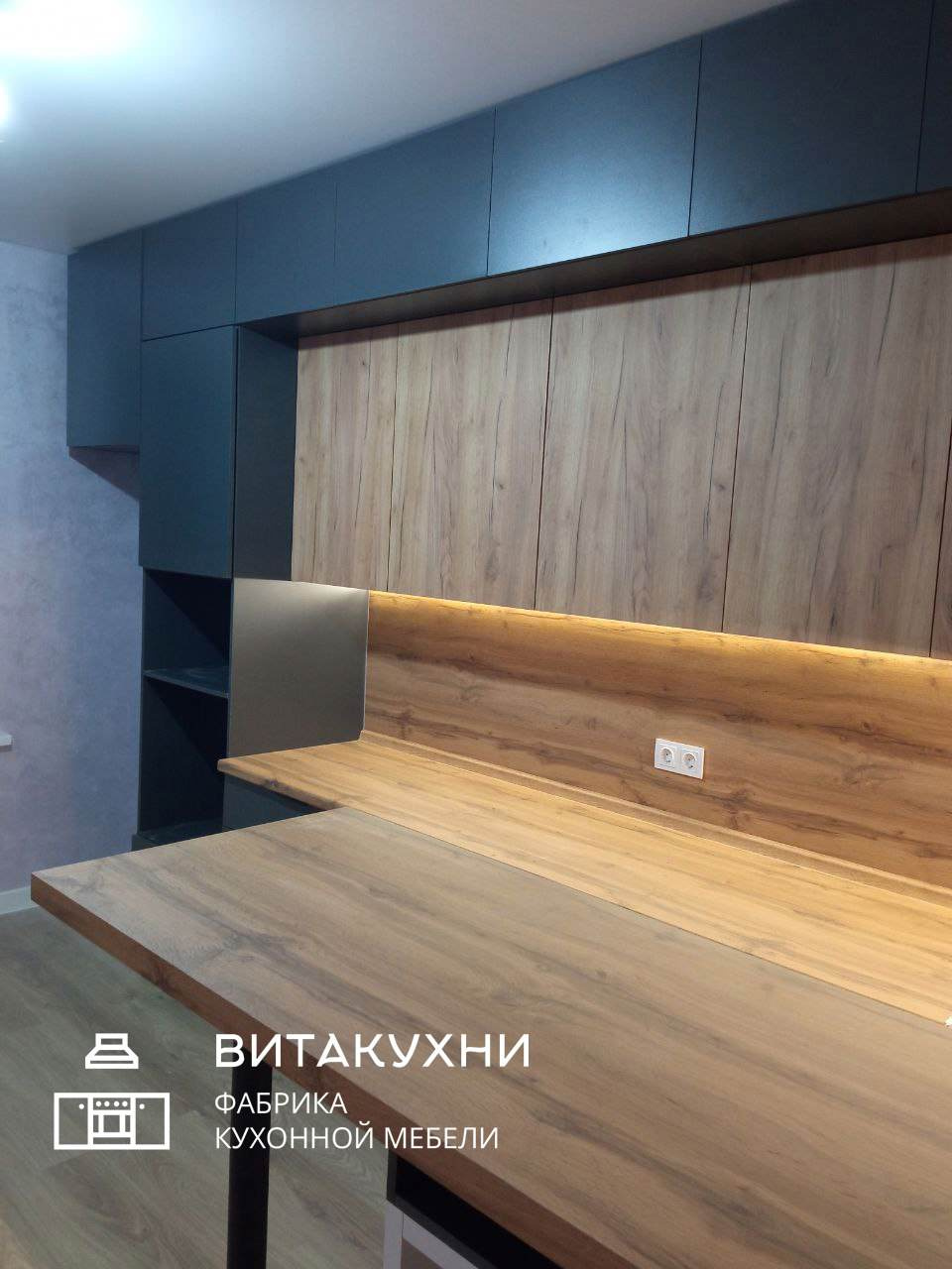 Черная кухня с барной стойкой
