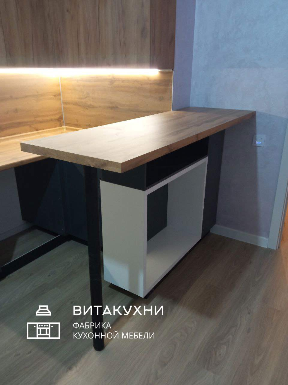 Черная кухня с барной стойкой