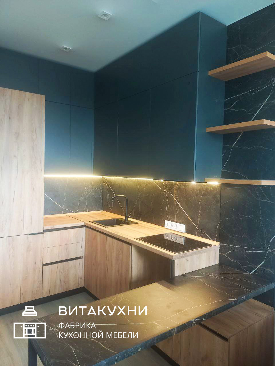 П-образная кухня с барной стойкой