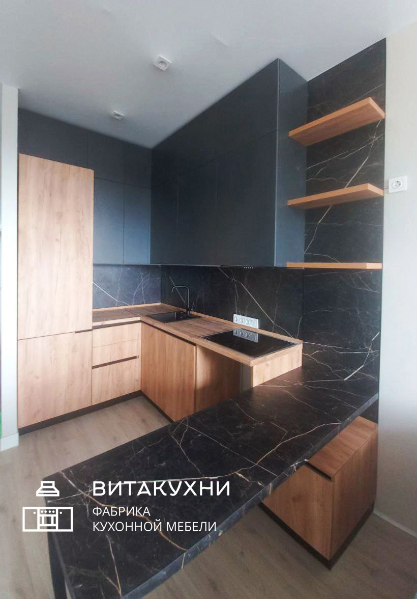 П-образная кухня с барной стойкой