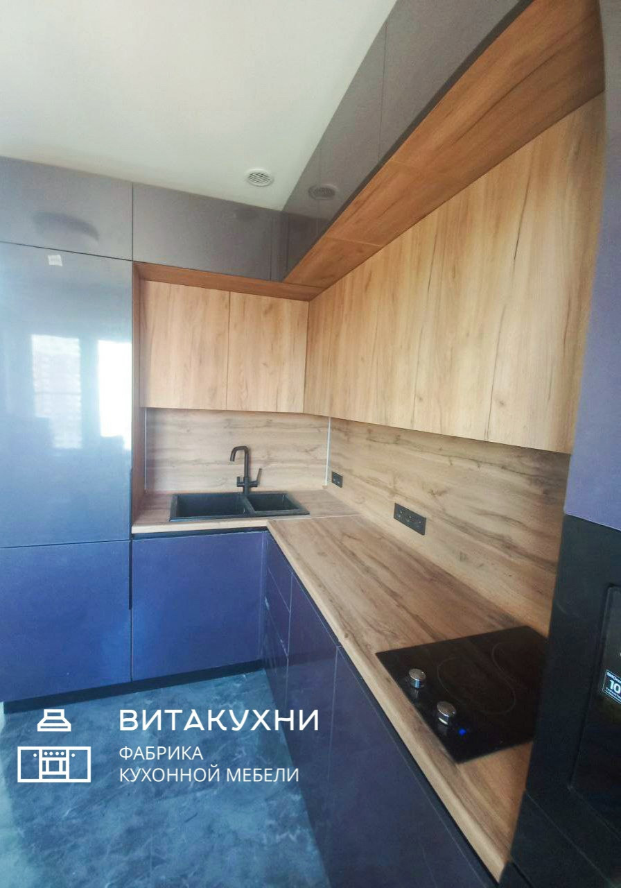 Темная кухня с глянцевыми фасадами
